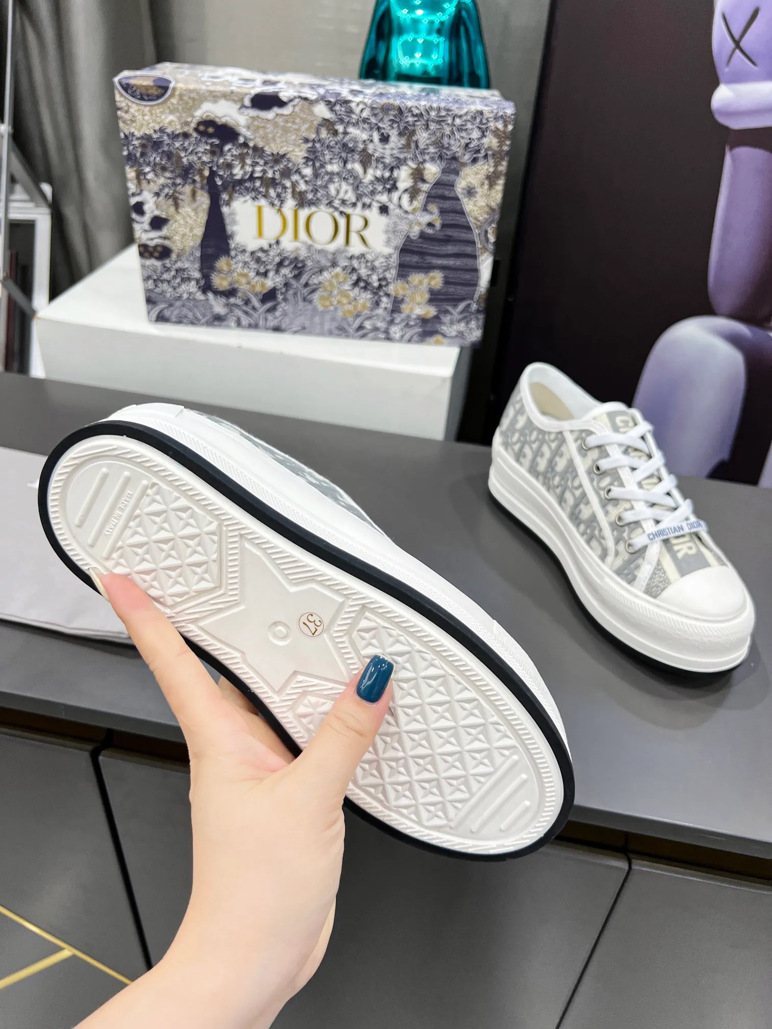 👟👟Ex-factory price 520👟👟Dior【Dior】This Walk'n'Dior thick-soled sneaker is a fashionable item that enhances the style of the series. The latest spring show model, the same thick-soled shoes from major stars, super versatile, 1:1 replica of the original, white canvas upper, with comfortable thick sole, tongue and Christian Dior 👟👟factory price aris logo shoelaces. The EVA sole is embellished with Christian Dior's lucky star symbol, adding a chic edge to any casual look. Code number: 35-41